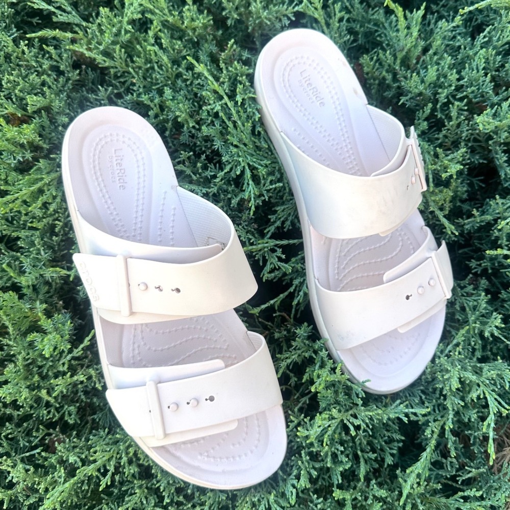 Crocs Brooklyn Buckle Low Low Slide Sandals Women's Size 8 Blush Pink
